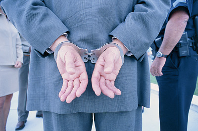 員工被行政拘留 用人單位可否以曠工為由解除勞動合同？